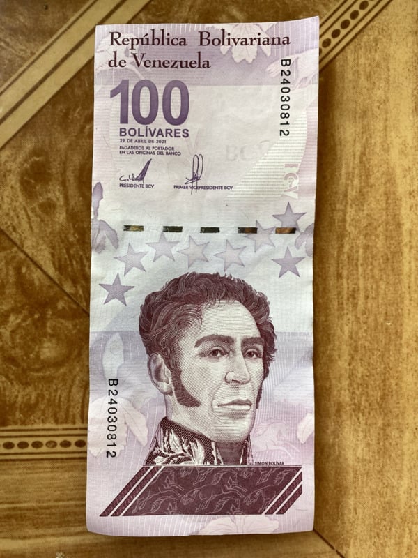 100 bolivares